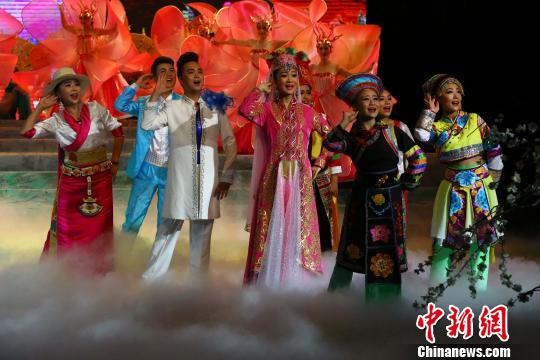 图为首台“花儿”风情歌舞剧《阿哥的白牡丹》在西宁上演剧照。　罗云鹏 摄