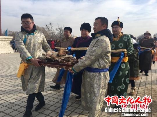 图为蒙古族民众敬献祭品。 张玮摄