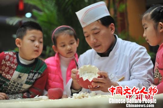 在曲阜当地有在元宵节点“萝卜灯”的习俗，寓意祈福年年风调雨顺、五谷丰登。　陈曙光 摄