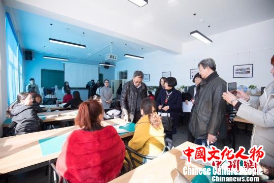 图为专家指导学员。(王博摄)