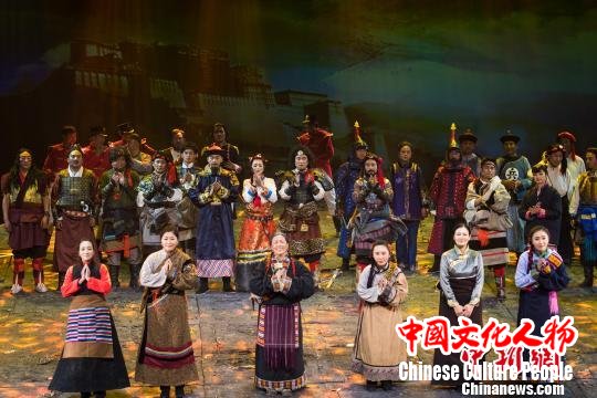 图为演出结束后演职人员合影留念。　何蓬磊 摄