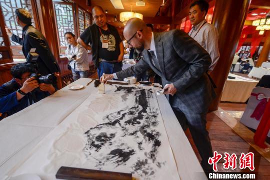 意大利艺术家乔雨乔？蒂斯迪法诺学习中国水墨画。　杨华峰 摄