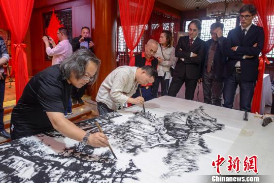 意大利艺术展湖南凤凰古城启幕中意艺术家共绘水墨夜宴