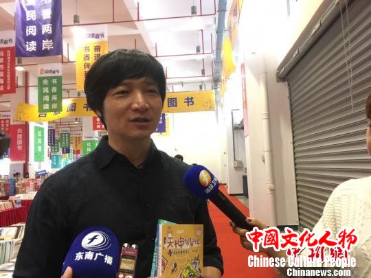 图为台湾作家子鱼接受采访。　林春茵 摄