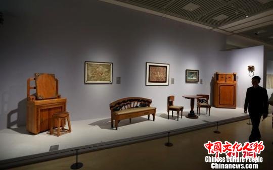 图为展出的部分家具作用。　泱波 摄