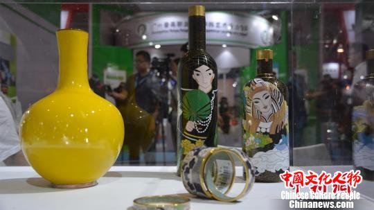 参展的艺术作品。　韩成功 摄