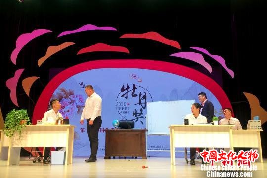 山东曲协参赛节目——小品《一个都不能少》。　张强 摄