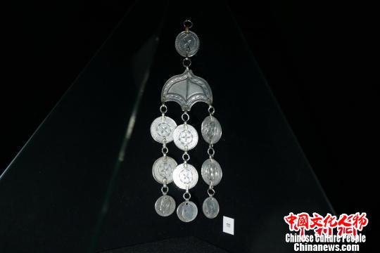图为展出的银饰。　张远 摄