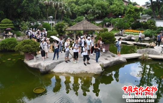 两岸青少年菽庄花园感受闽台渊源。　张斌 摄