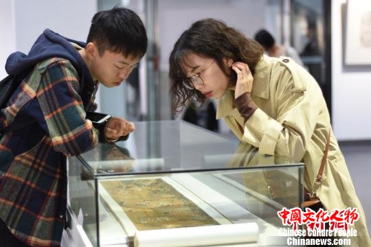 图为观展者在现场观展。　钟建珊 摄